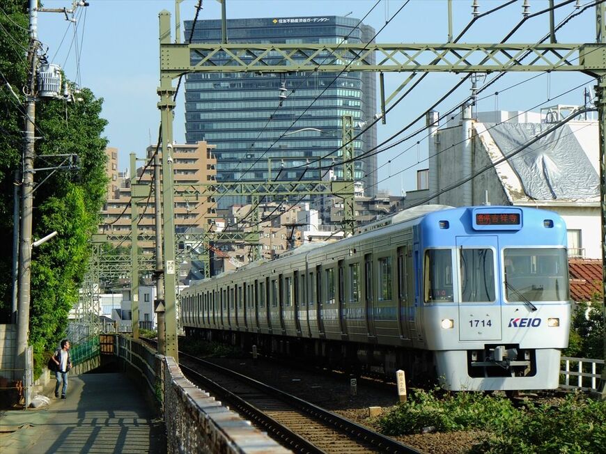 渋谷のビル群をバックに神泉を出て吉祥寺へ向かう電車（撮影：南正時）
