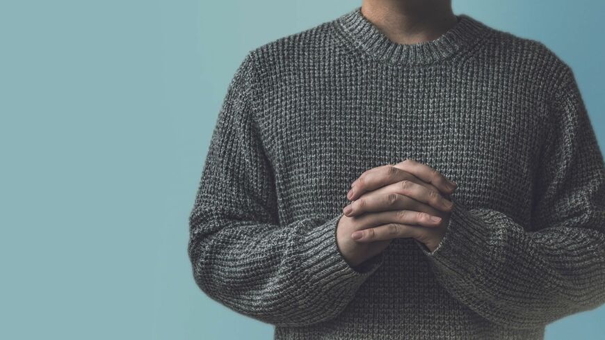 宗教に入信する男性