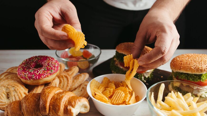 「絶対に食べないのは無理なので、極力食べないことが大事」だという（写真：flotsam／PIXTA）