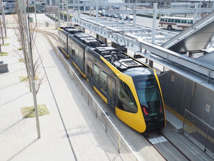 宇都宮駅東口の停留場に停まる「ライトライン」の電車（記者撮影）