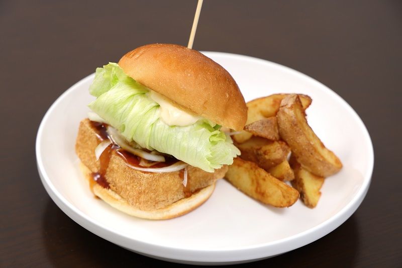 厚揚げバーガー990円（撮影：尾形文繁）