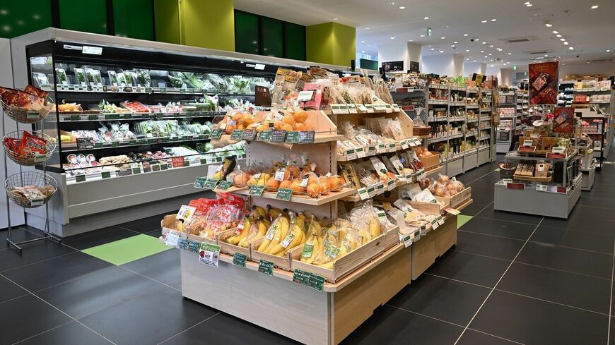 2016年に上陸した、パリ発のオーガニックスーパー「ビオセボン」。農産物や加工食品、化粧品などの日用品まで広く扱う（撮影：風間仁一郎）