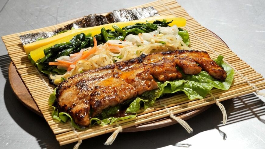サムギョプサル専門店「ベジテジや」が発売した恵方巻キンパ。肉とサンチュを入れ、たくあん、卵などキンパ定番の材料が入って880円（税込み）（撮影：梅谷 秀司）この記事の画像を見る(◯枚)