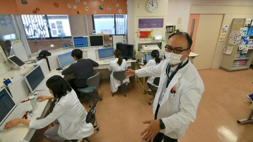 埼玉医科大学総合医療センターの岡秀昭教授とコロナ医療チーム（筆者撮影、プライバシー保護のため画像を一部加工）