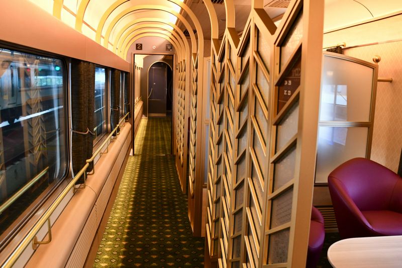 2号車は半個室のグループ専用席（記者撮影）