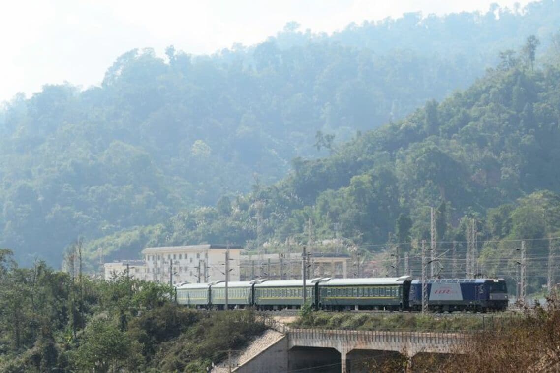 中国との国境駅ボーテンへ到着するヴィエンチャン発の普通