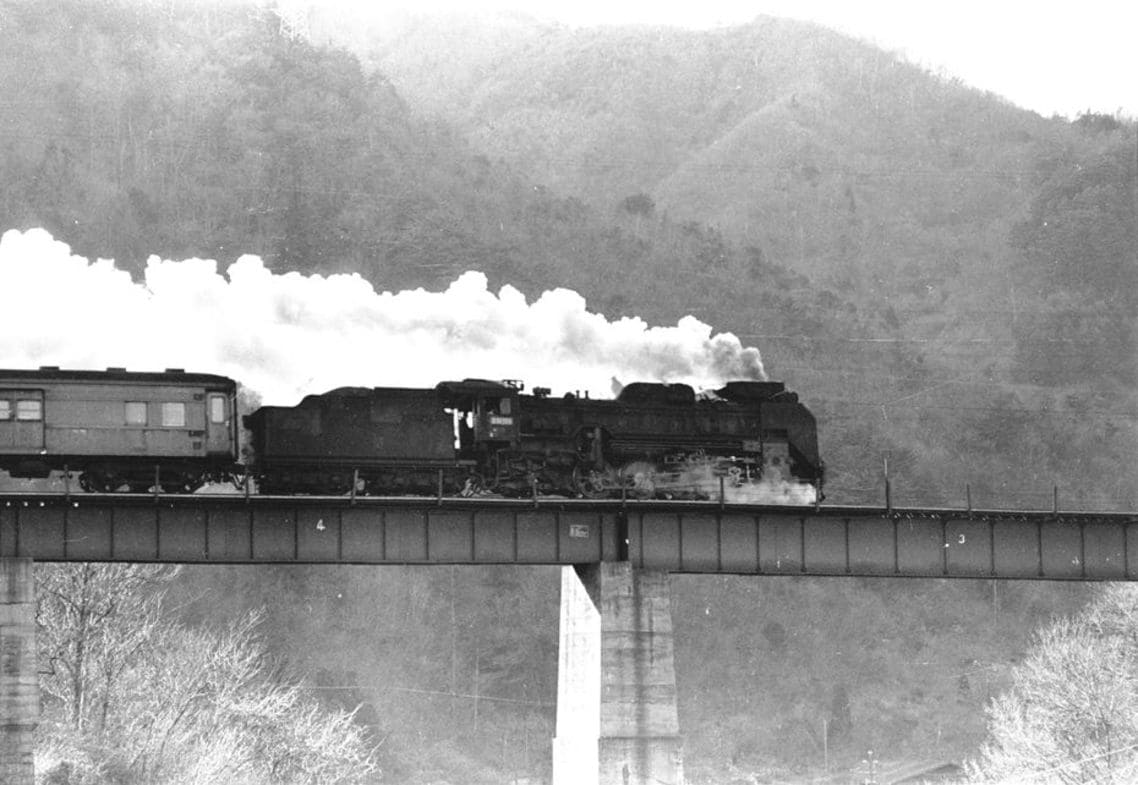 中央本線を走るD51形蒸気機関車