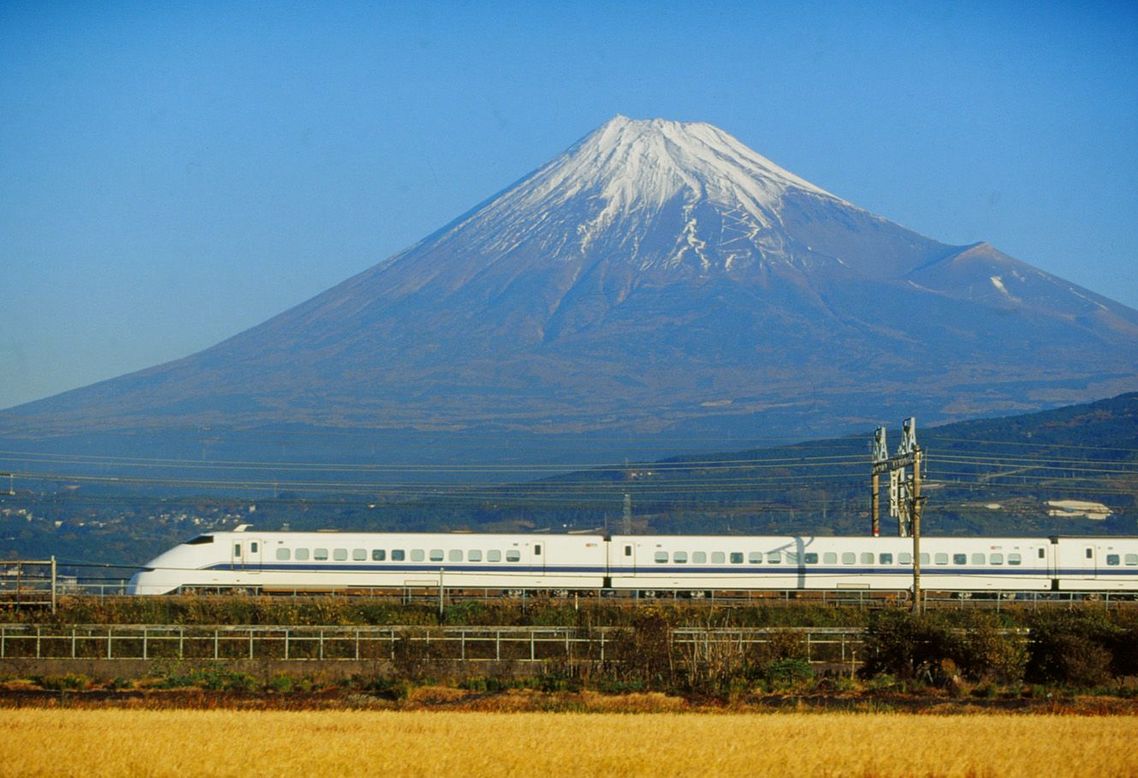 富士山をバックに走る初代「のぞみ」300系