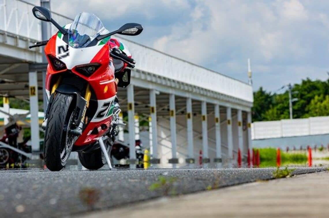 ベイリス選手が2001年に最初のスパーバイク世界選手権タイトルを獲得したときに駆けた996Rからヒントを得た特別なカラーリングが特徴(東洋経済オンライン編集部撮影)