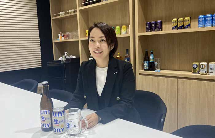 サントリービールカンパニーマーケティング本部の竹内彩恵子氏。手前右がマグジョッキ。「飲んでいて豪快で気持ちがいい感じを重視した」（同氏）（記者撮影）