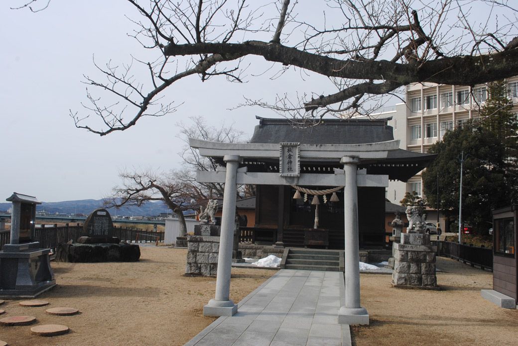 左に阿武隈川、奥に福島県庁が見える板倉神社