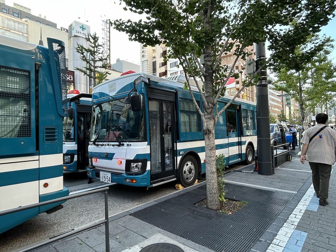 御堂筋に停まる大阪府警機動隊人員輸送車（写真：筆者撮影）