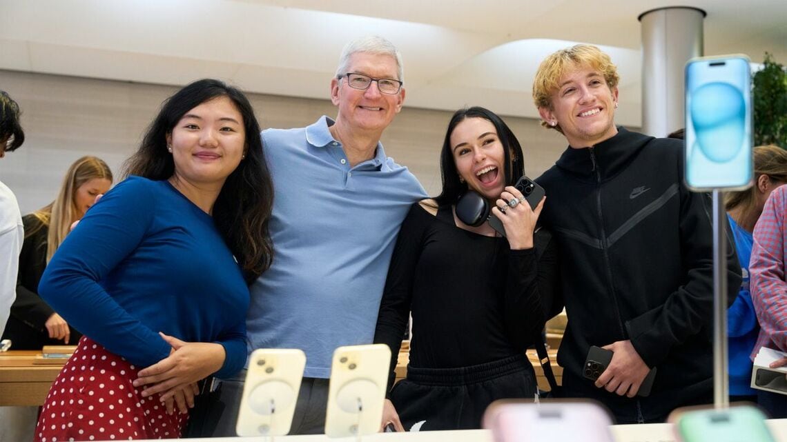 アップルのティム･クックCEOは、中国市場の将来を楽観していると強調するが……。写真は｢iPhone15シリーズ｣の発売時にニューヨークのアップルストアを訪れたクック氏（同社ウェブサイトより）
