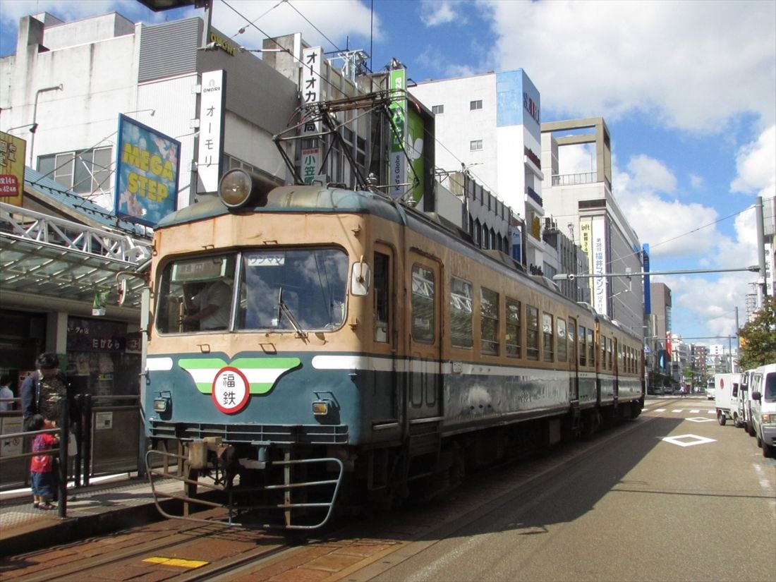 福井市内の路面を走る200形＝2015年（撮影：南正時）