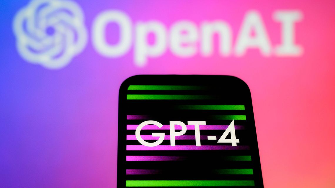 OpenAIのロゴとスマートフォンに表示されたGPT-4のロゴ