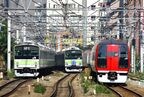 成田エクスプレス（右）と並ぶ山手線の205系電車