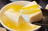 豆腐の柚子あんは、上品なゆずの香りが食欲をそそります（筆者撮影）