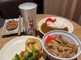 成田空港第一ターミナルのカードラウンジ「希和 -NOA-」では、カレーや牛丼からデザートまで食べ放題でビールも飲み放題である（筆者撮影）