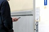 トイレのドアがスマホの操作でしか開かないというのはやりすぎ！？　（筆者撮影）