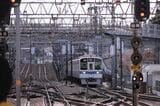 新百合ヶ丘駅に入線する快速急行新宿行き（記者撮影）