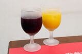 ジュースもステムの付いたグラスだと、グッとレストランっぽい（筆者撮影）