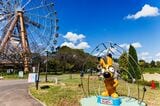 観覧車と東武動物公園のキャラクター「トッピー」。トッピーさん、目の大きさの割に黒目が小さい……（撮影：鼠入昌史）