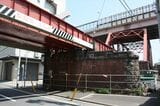 亀戸駅からのカーブが終わったあたりで下路式トラス橋の竪川橋梁に入る（筆者撮影）