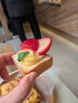 ラスクスイーツは三口くらいのサイズで400円。スイーツは嗜好性が高いので強気の値付けもいけると考えたのだろうか（写真：筆者撮影）