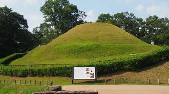「飛鳥・藤原の宮都」は写真の高松塚古墳をはじめ19の遺構からなる