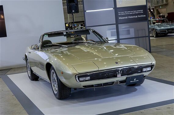 1969~1973年に販売された初代ギブリ スパイダー。優雅なスタイリングはジョルジェット・ジウジアーロによるデザインで、4.7LのV型8気筒エンジンを搭載(SSバージョンは4.9Lエンジンを搭載)。累計生産台数は125台という貴重価値の高いモデル
