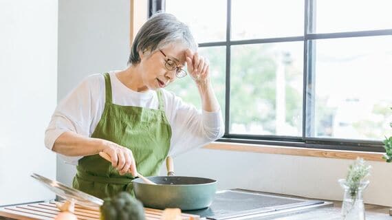 料理するシニア女性