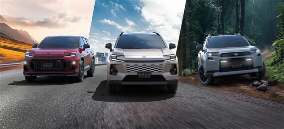 左からRAV4 GRスポーツ、RAV4 コア、RAV4 アドベンチャーで、新型では3つのスタイルを設定する