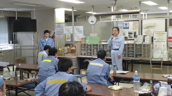 朝礼で挨拶をする吉住区長