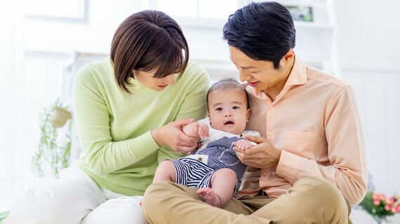 子育てする夫婦