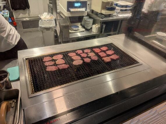 肉を焼く厨房の様子