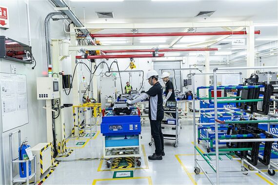 レムチャバン工場では、車両の組み立てだけではなく、ハイブリッド車用のバッテリー生産なども行っている