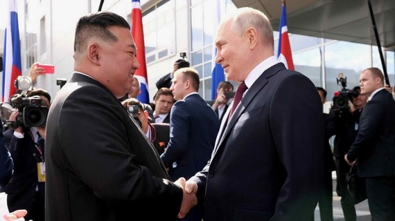 ロシアのプーチン大統領と北朝鮮の金正恩総書記が握手