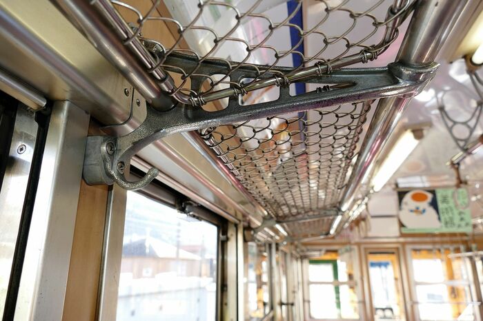 網棚の下にはフックが付いている