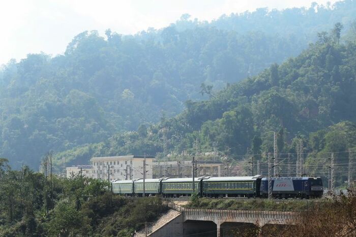 中国との国境駅ボーテンへ到着するヴィエンチャン発の普通