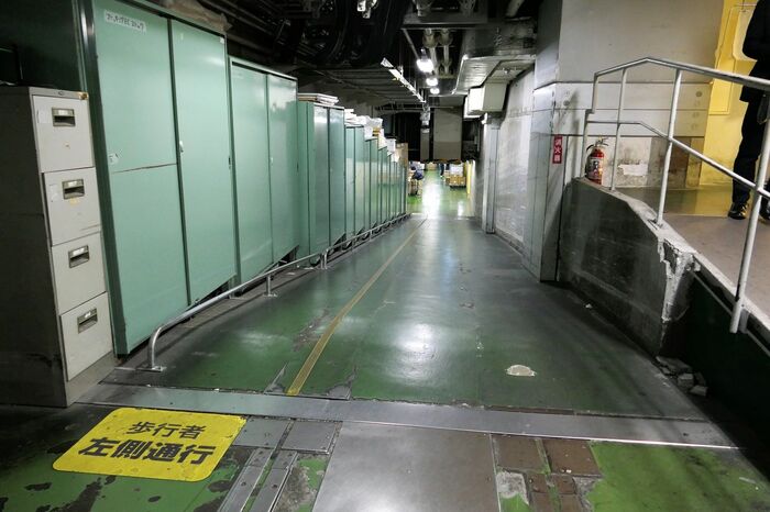バックヤードの通路
