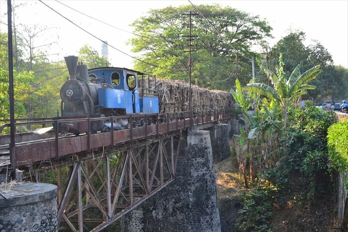 まだSLでローリーをヤードから工場に押し込んでいた