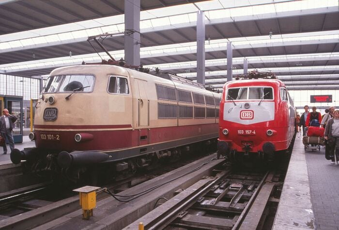 TEEカラーの旧塗装（左）と新塗装（右）の103形