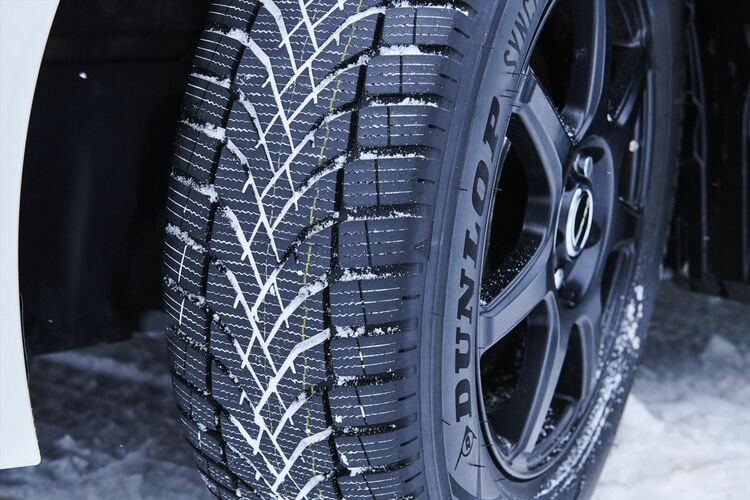 DUNLOP 225/60R18 24年製　冬タイヤ　バリ溝 DUNLOP 225/60R18 24年製冬タイヤバリ溝