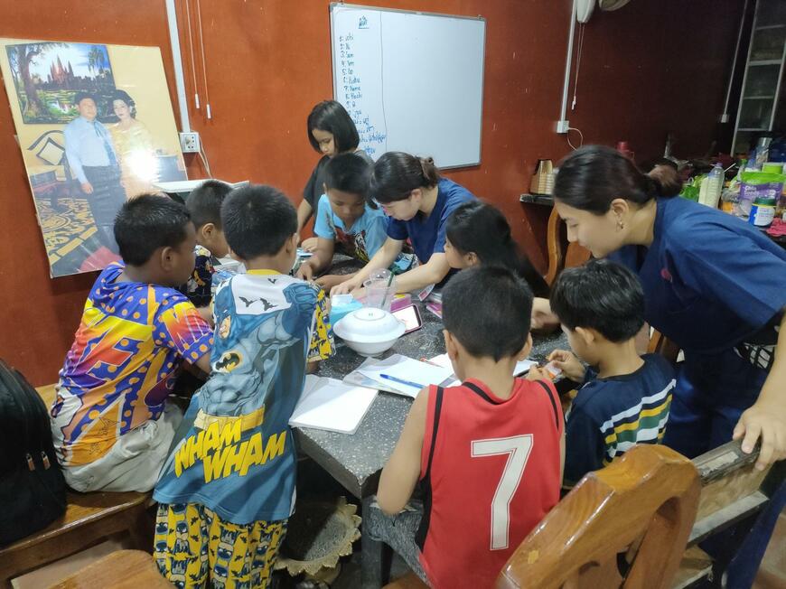 病院近くの飲食店では、子どもたち向けに、無料の日本語教室も定期的に行われている