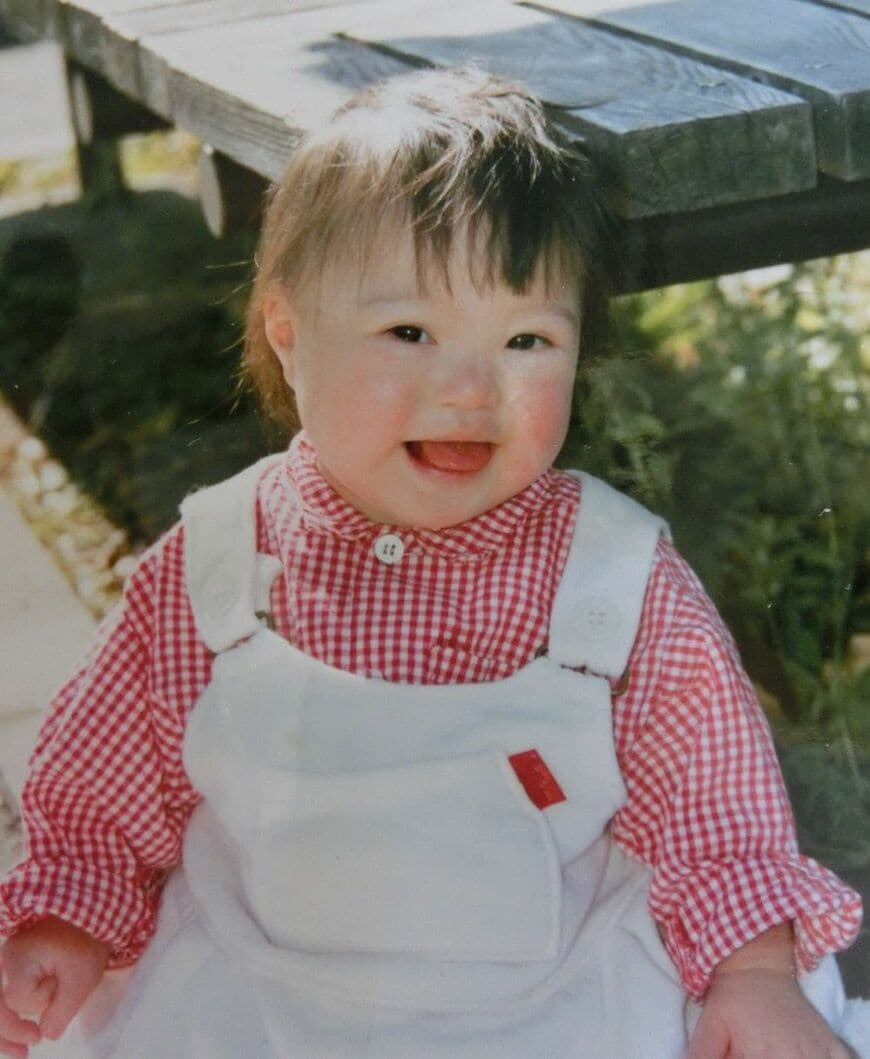 2歳の頃の梓さん（写真：是松いづみさん提供）