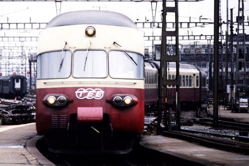 スイスのTEE用車両は中間の食堂車が動力車だった（1985年 筆者撮影）