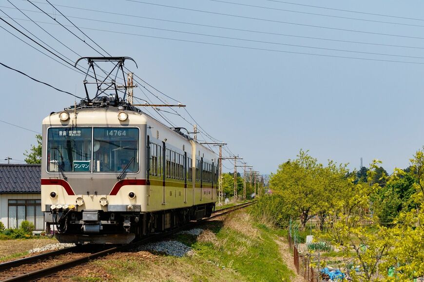 沿線は田園地帯だが、通勤通学輸送が大半の富山地鉄不二越・上滝線（撮影：鼠入昌史）