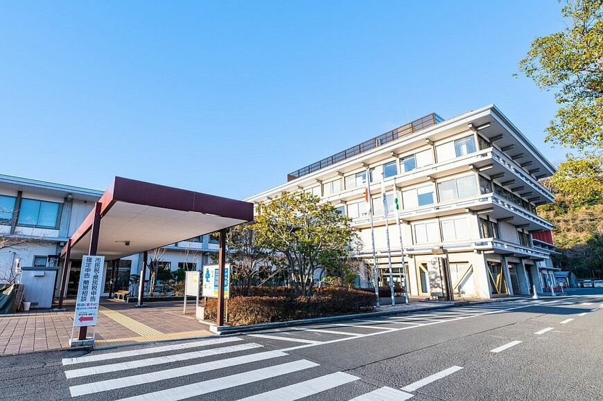 鎌倉駅近くにある現在の鎌倉市役所本庁舎。深沢エリアへの移転計画がある（写真：PIXSTAR／PIXTA）
