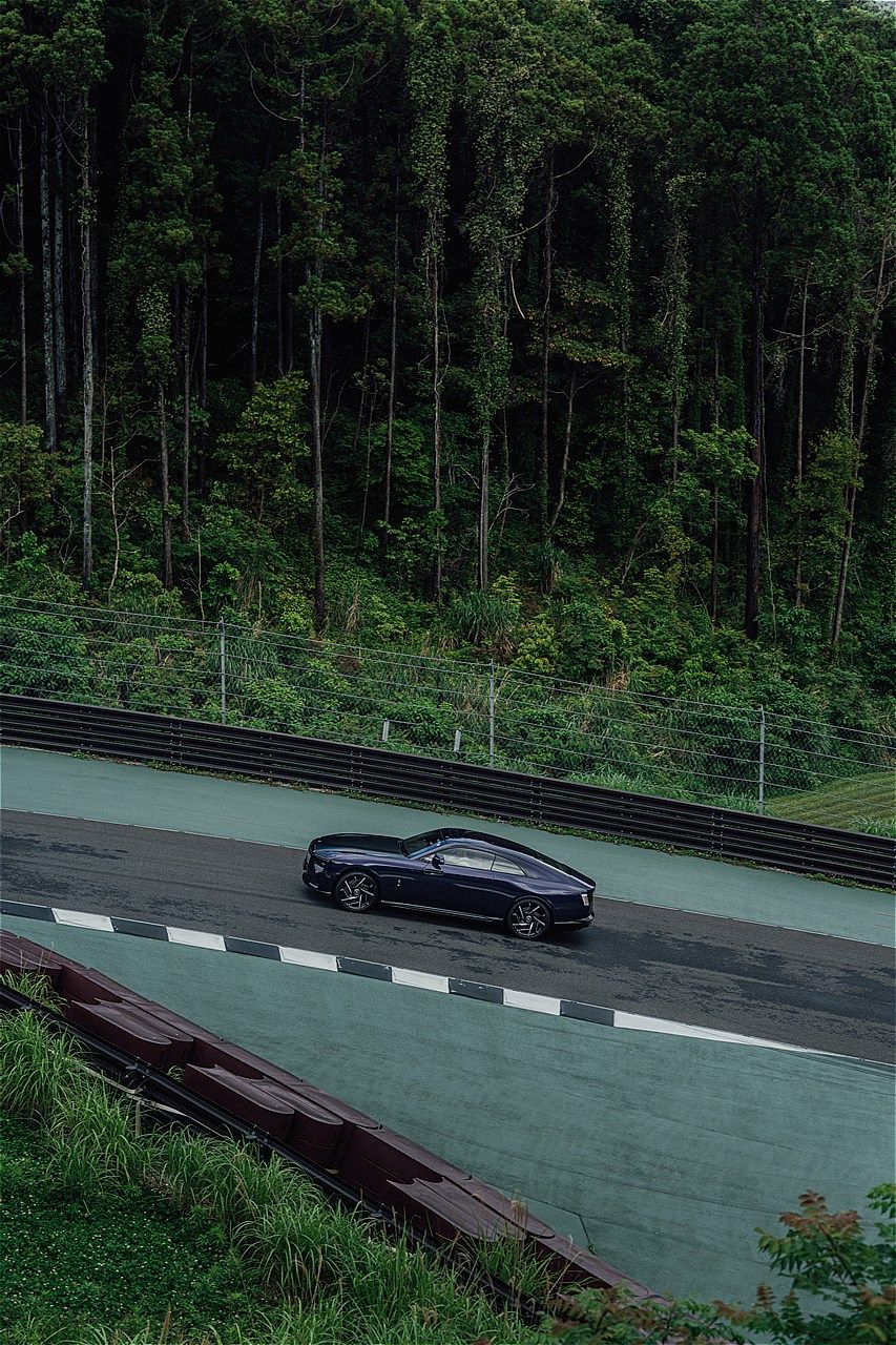 ロールス・ロイス「ブラック・バッジ・スペクター」（写真：ロールス・ロイス・モーター・カーズ）