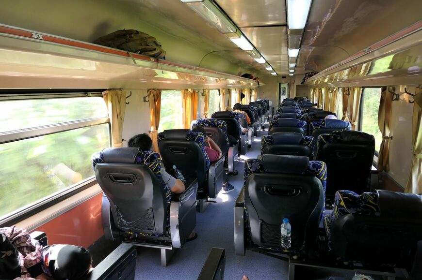 １両だけ連結の一等車は横３列座席のゆったり車両（筆者撮影）